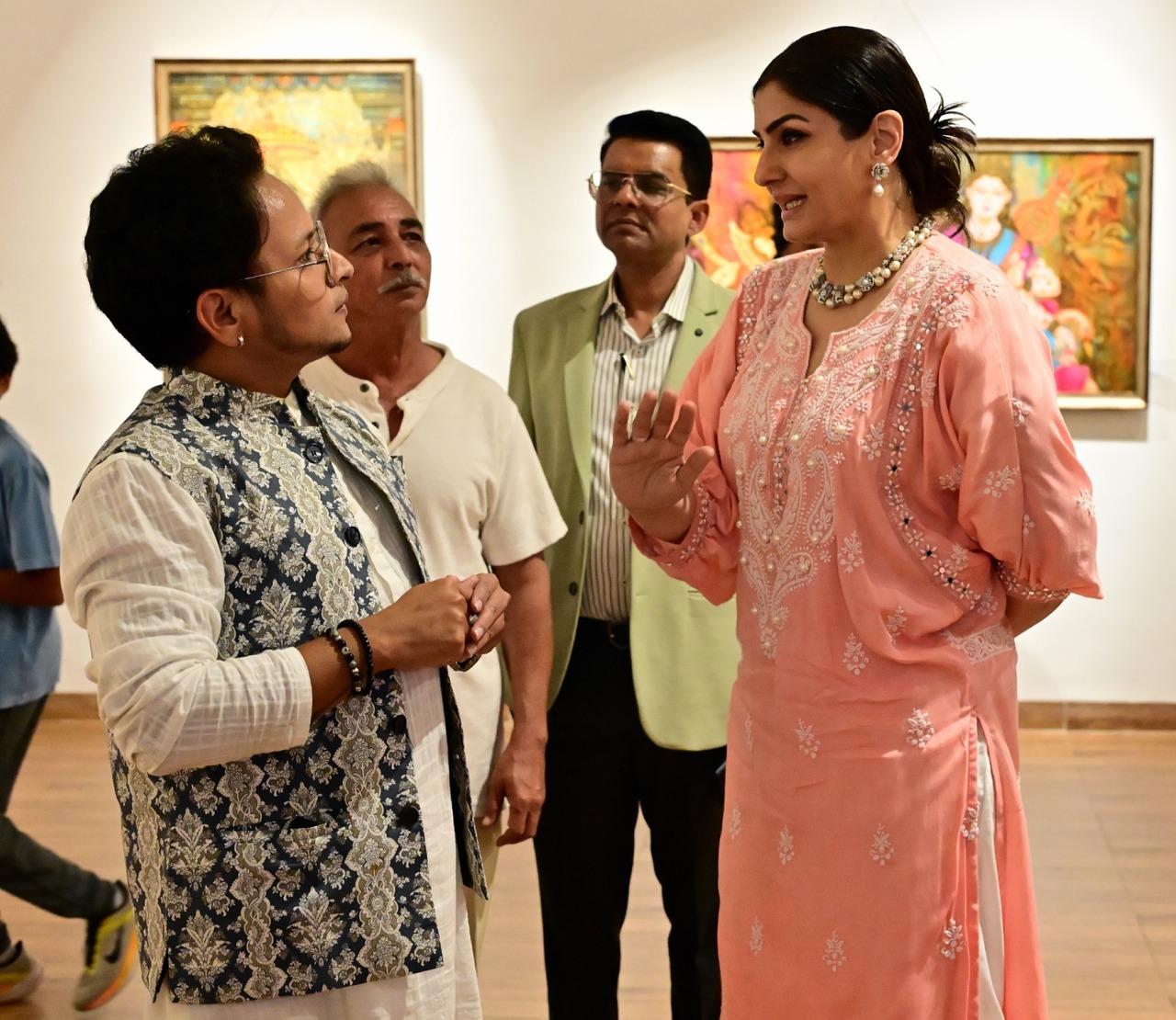Raveena seemed to have a lot of thoughts about the exhibition as she was seen discussing her ideas with the curator, Vishal.