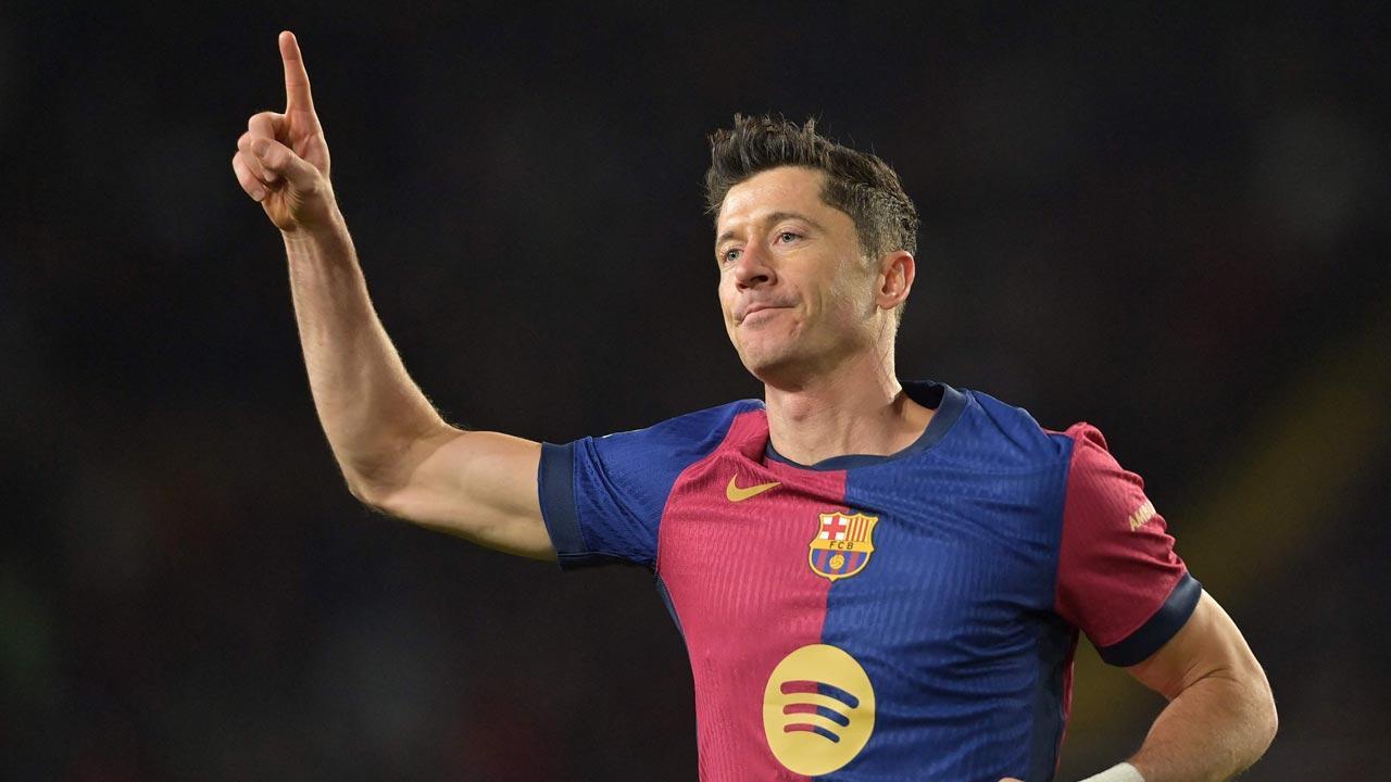 Barcelona hit seven past Valencia to restore La Liga push