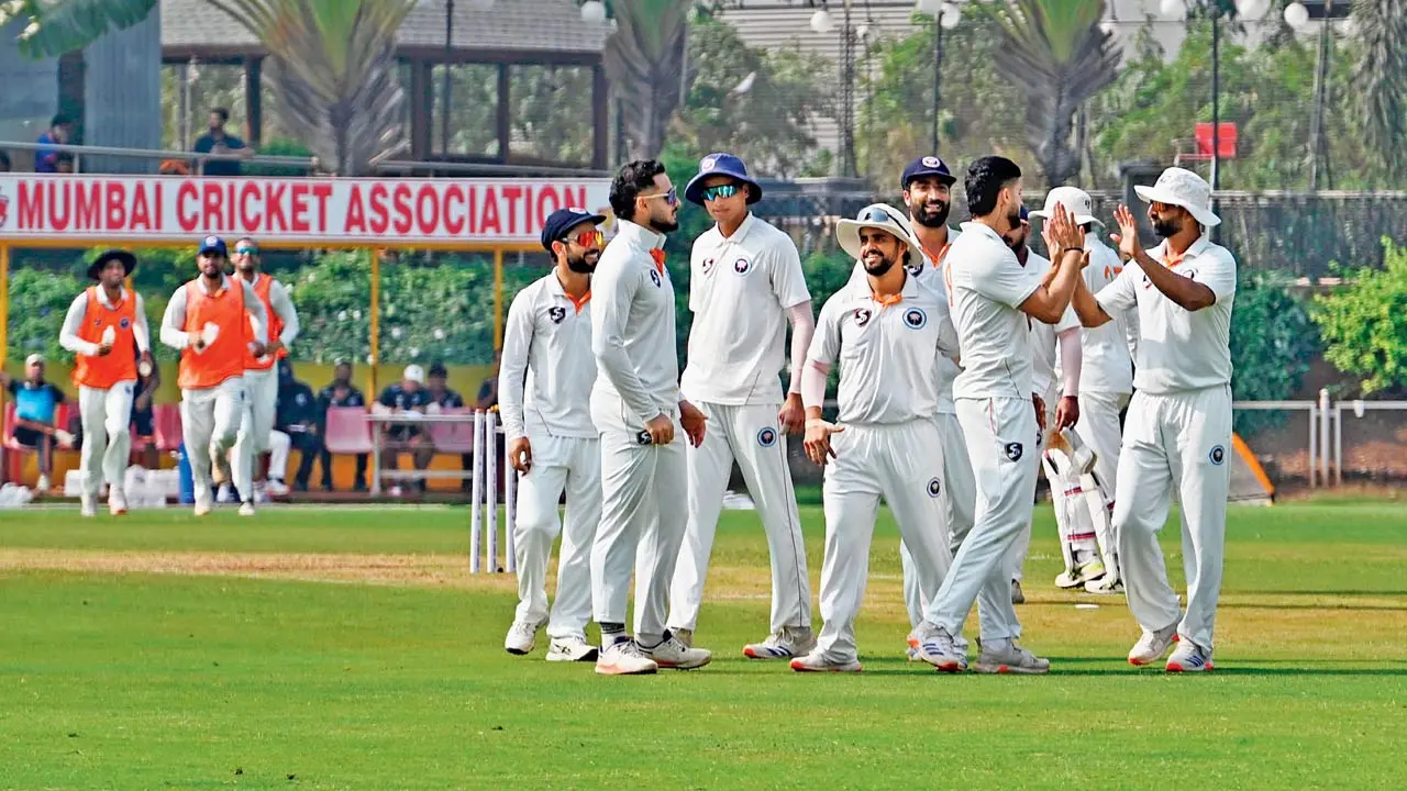 J&K players celebrate the wicket of Shreyas Iyer. Pic/Anurag Ahire