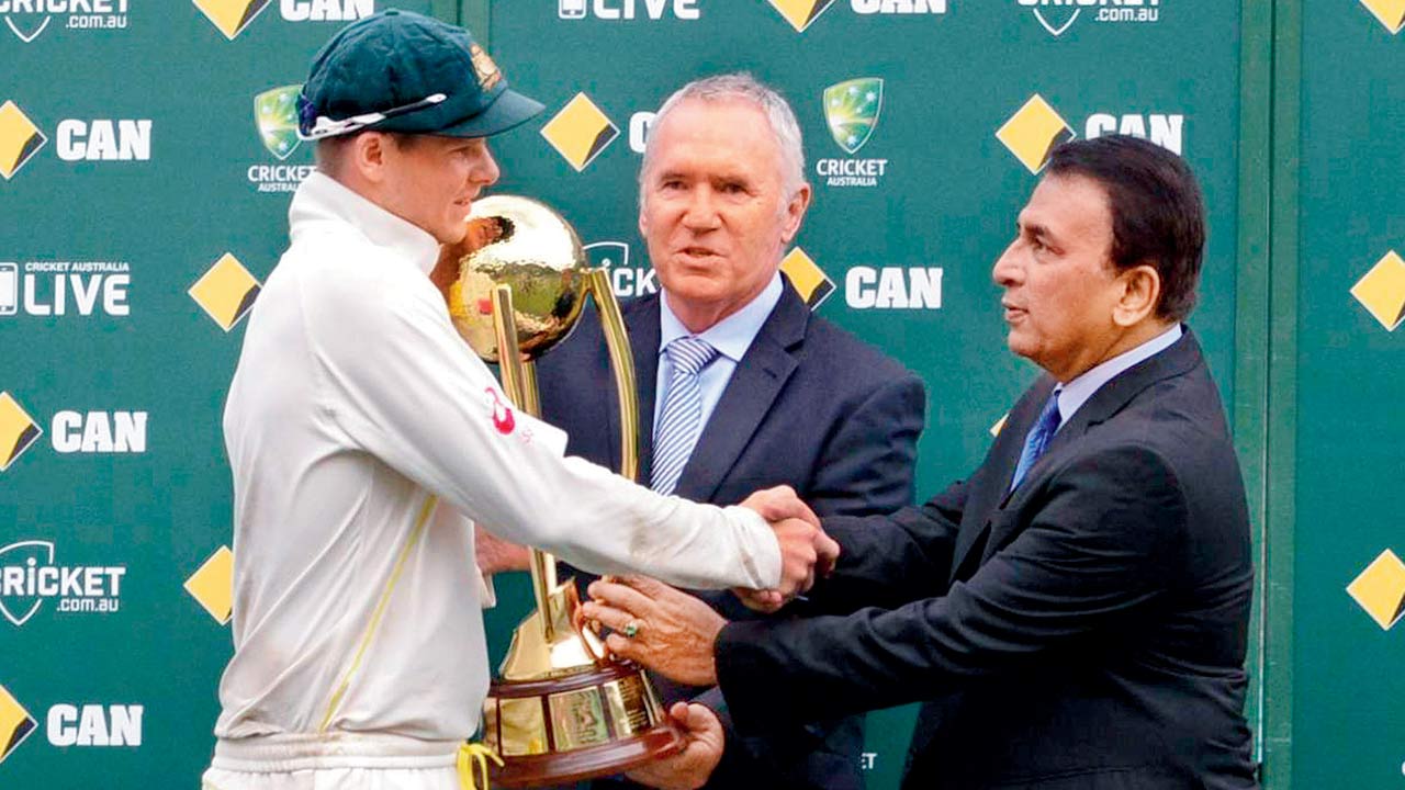 The last time Sunil Gavaskar (right) was at a Test series presentation in Australia — in 2015. Pic/Getty Images	