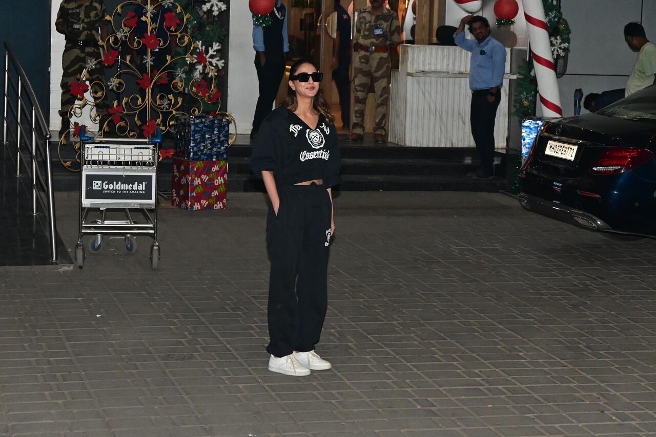 Vaani Kapoor was spotted in a casual avatar at the Kalina airport.