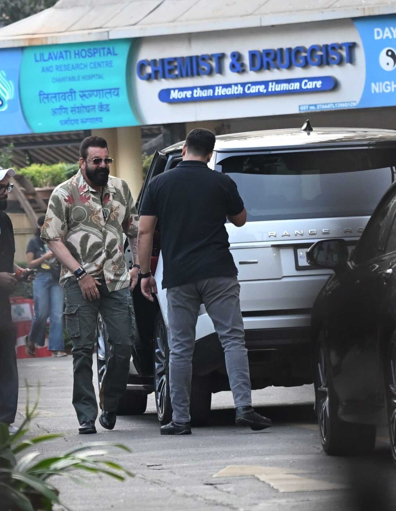 Sanjay Dutt at Lilavati hospital to meet Saif Ali Khan (Pic/Sayyed Sameer Abedi)