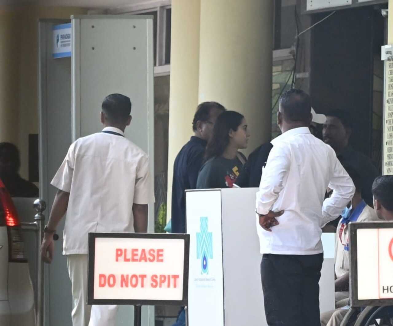 Sara Ali Khan at Lilavati hospital to meet Saif Ali Khan