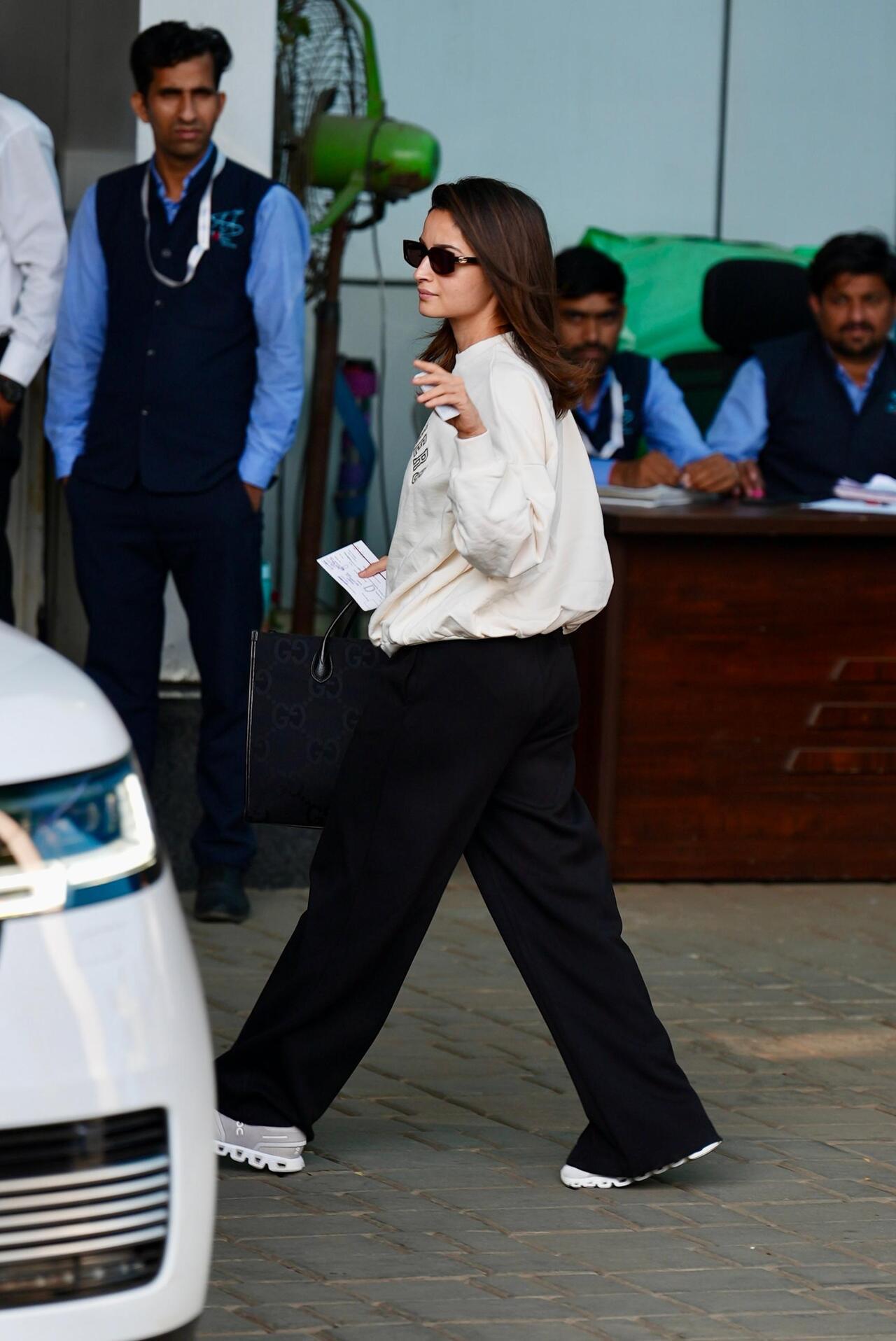 Alia Bhatt and Ranbir Kapoor were spotted with their daughter at Kalina airport