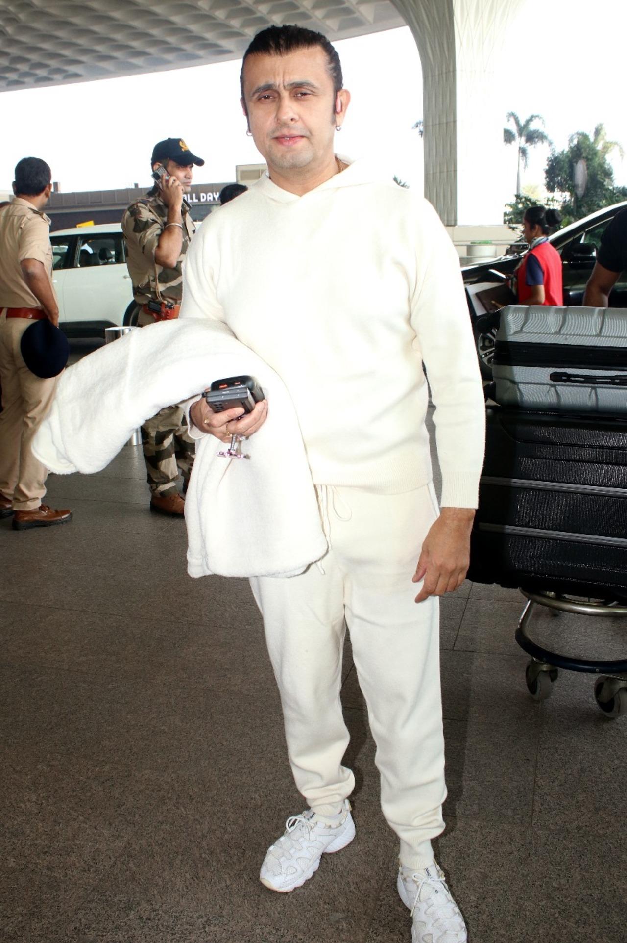 Sonu Nigam spotted in an all-white outfit at the airport