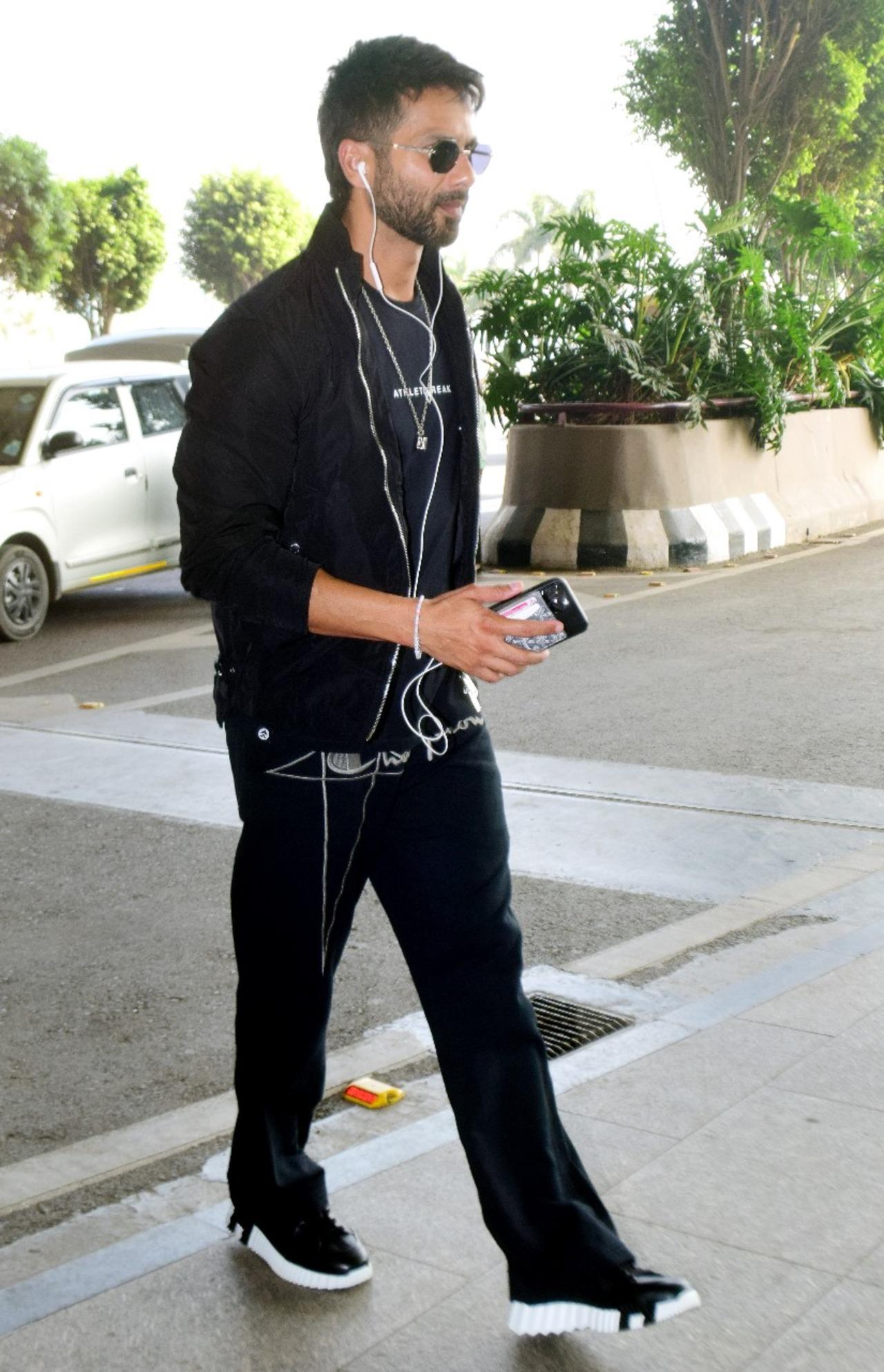 Shahid Kapoor sported a cool look as he got snapped at the Mumbai airport
