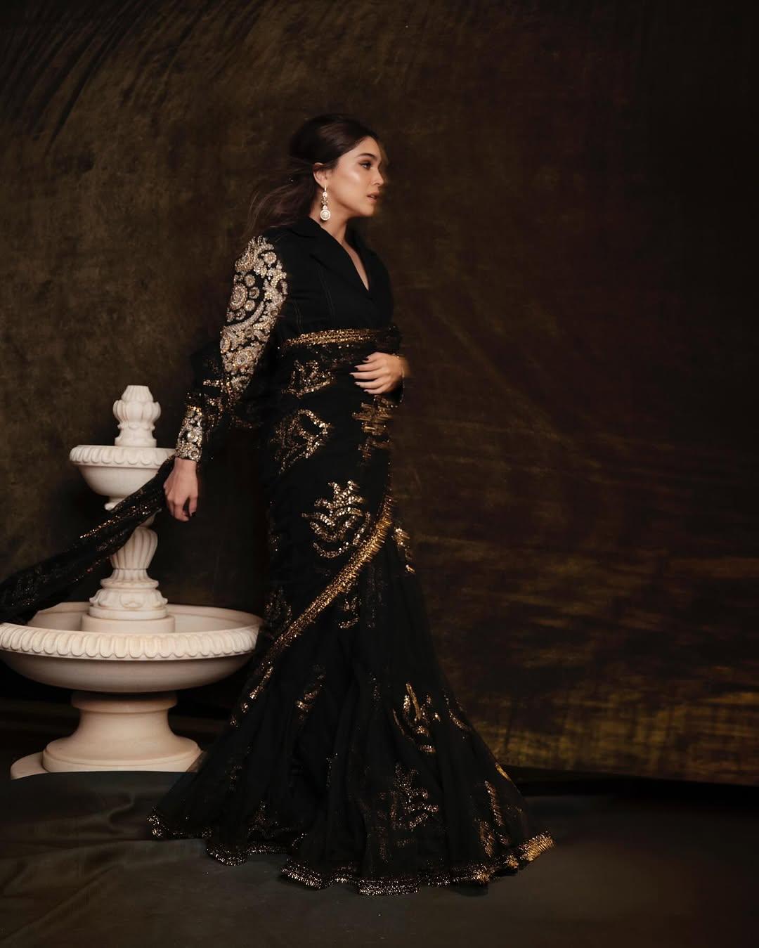 Draped in a stunning Sabyasachi saree, Sharvari embodied the timeless elegance and regal charm of Sabyasachi, channeling her inner queen vibe