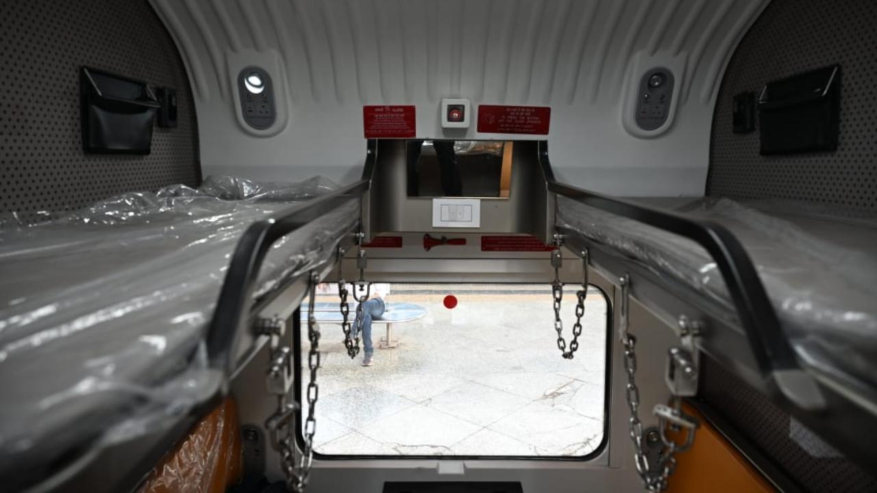 The 1st AC coach has 24 seats, while the 2nd AC coaches have 48 seats each