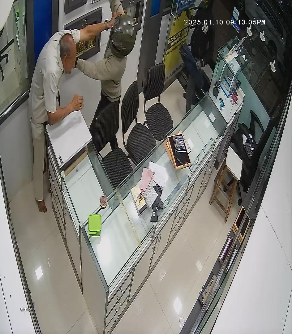 The assailants managed to break into the shop’s safe and escape with 50 tolas of gold, worth an estimated Rs 40 lakh. Police have confirmed that the stolen gold was contained in 15 to 20 jewellery boxes.