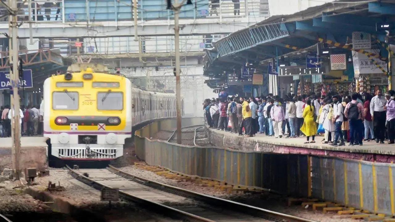 Mumbai local train update: Weekend rush at Bandra, Masjid Bunder stations due to bridge work
