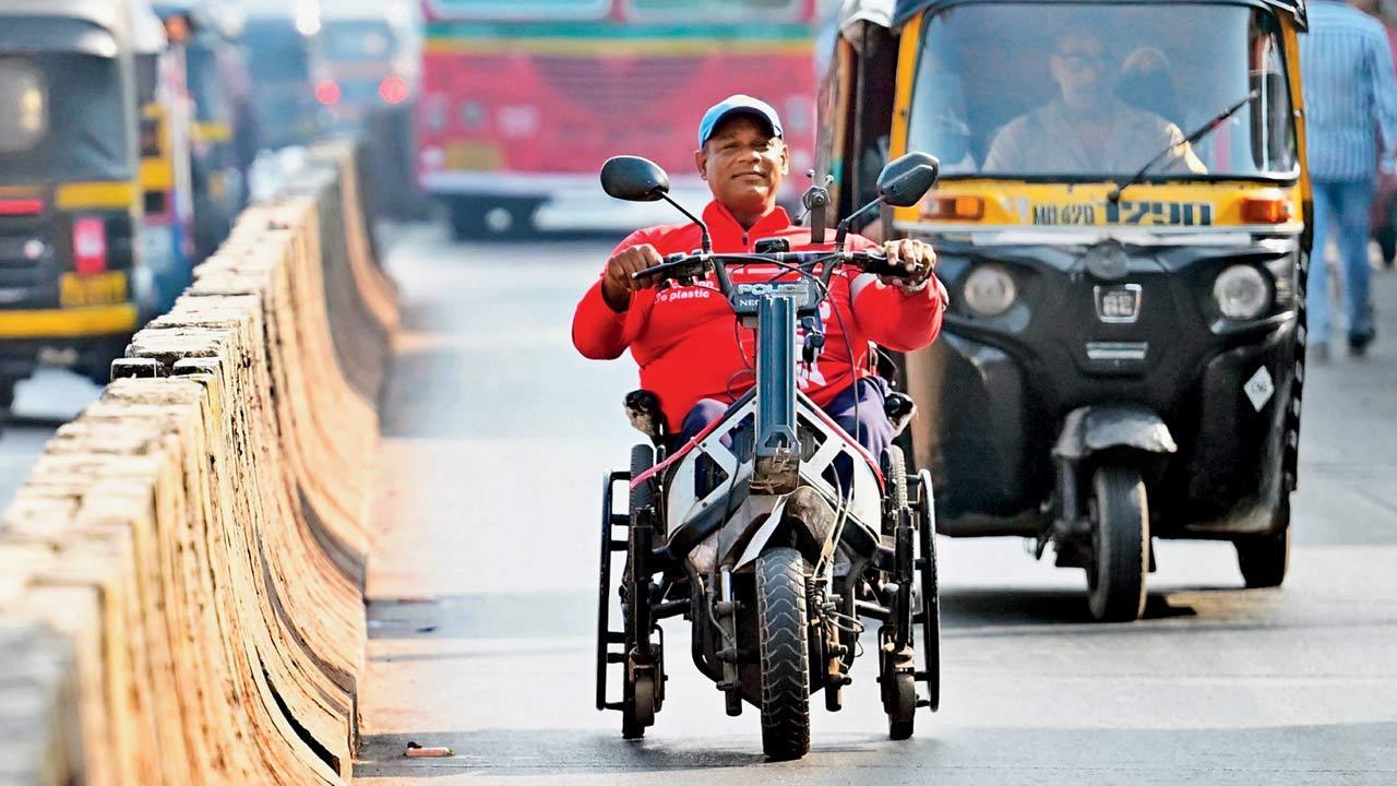 Meet Shahid Saeed Ansari, an India cricketer by day and a delivery agent by night!