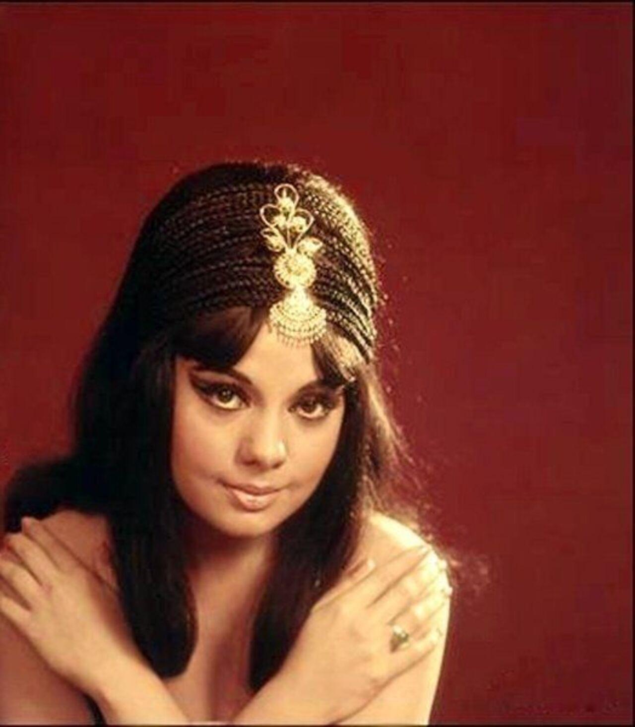 Her voice was sweet, but Mumtaz often let her eyes do the talking. Her eyes, so deep and intense, expressed more than words could. This look portrays just that. She looks bold, baring her top with a fancy maangtika while her eyes express sensuality, innocence and longing at the same time