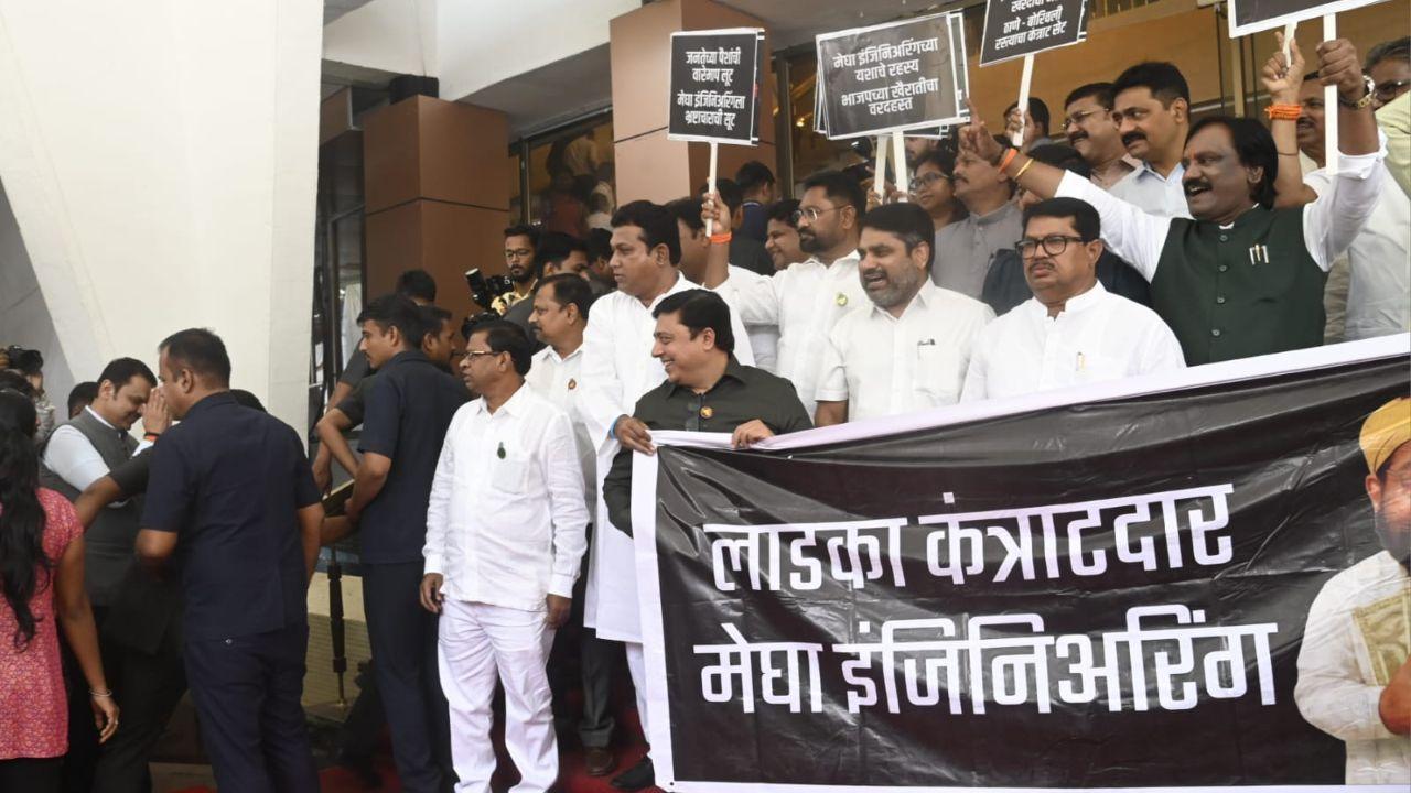 Maha Vikas Aghadi (MVA) protests on the third day of the Maharashtra Monsoon Session 2025 at Vidhan Bhavan, Mumbai. (Pics/Sayyed Sameer Abedi)