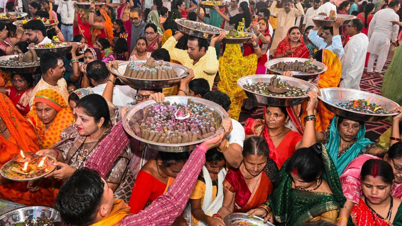 Amid chants of 'Har Har Mahadev' and 'Om Namah Shivaya,' early morning aarti was performed across various temples of India. (Pics/PTI)