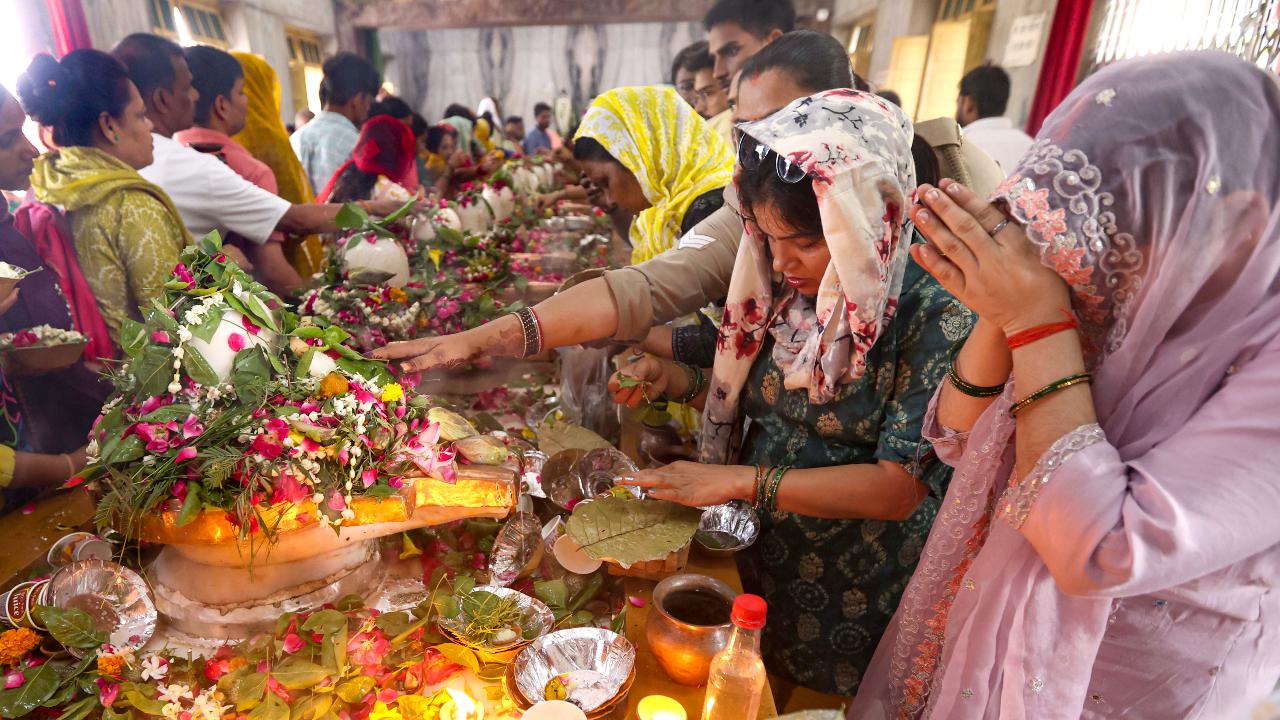 People also offered prayers to Lord Shiva at other temples in Prayagraj