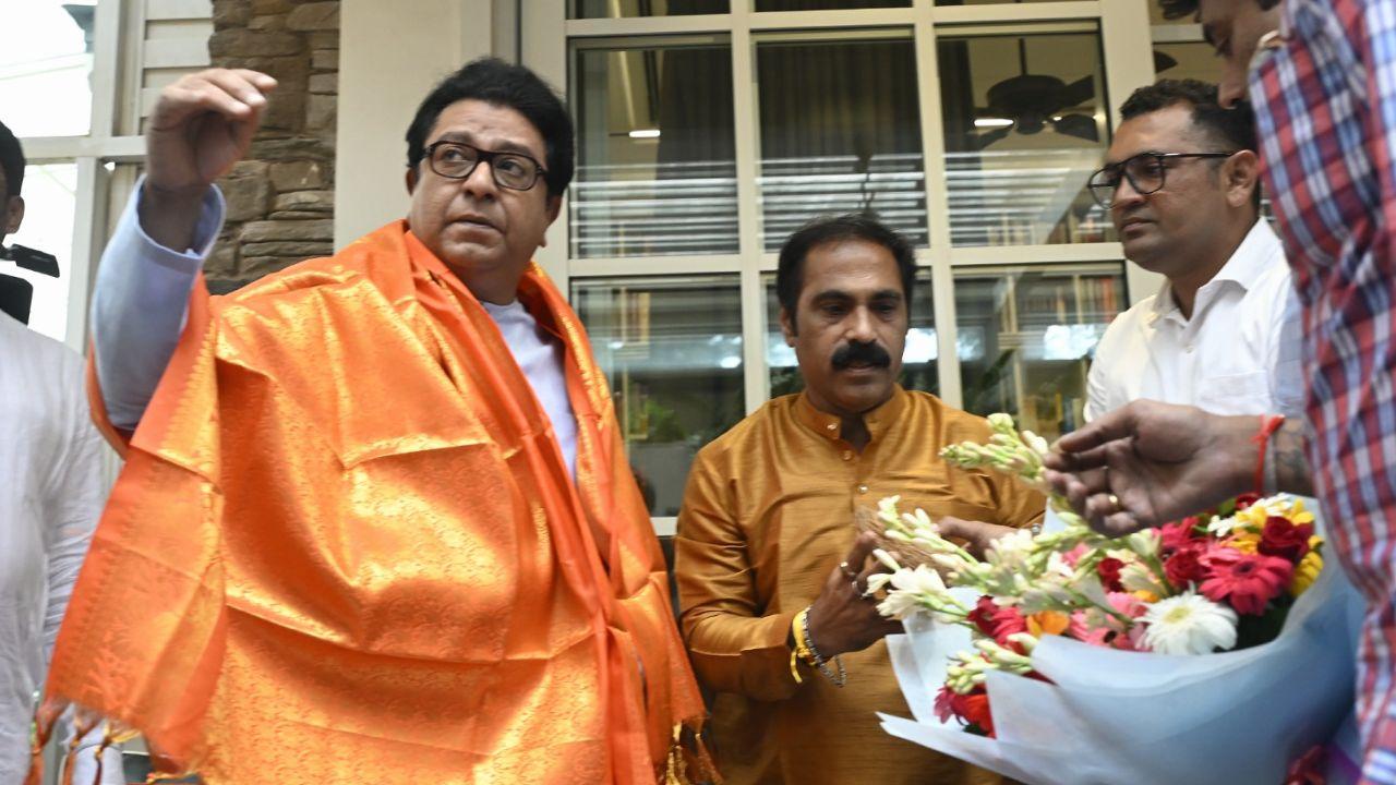 Raj Thackeray, who is currently one of the most talked about leaders in Maharashtra, was felicitated by hundreds of MNS workers on the auspicious day of Guru Purnima. 