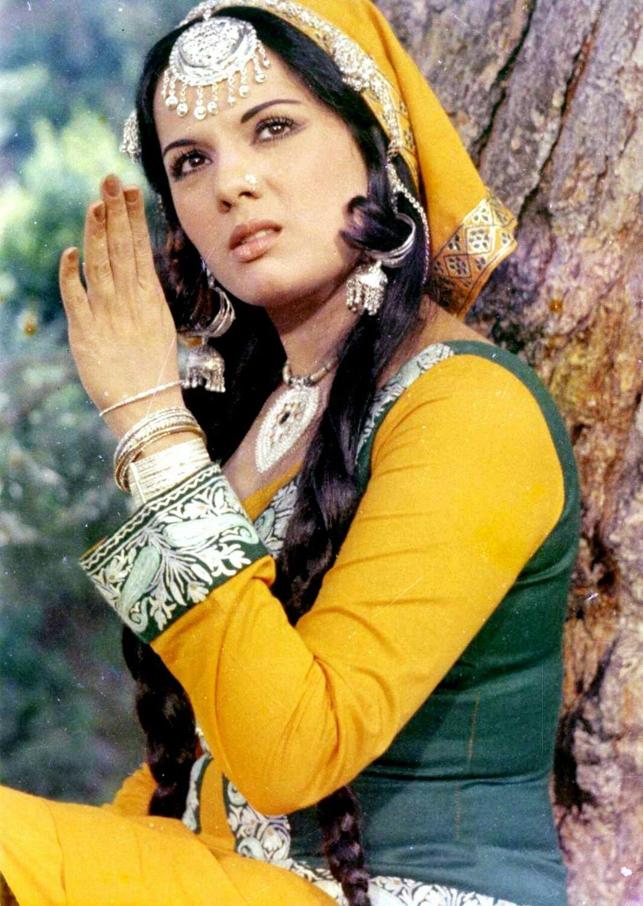 Mumtaz played the 'gaon ki chori' in many films, and it was difficult to take one's eyes off her in her villager core. This look is so fashionable with the perfect harmony of the yellow and green paired with all silver jewellery. The huge maangtika is the game changer.