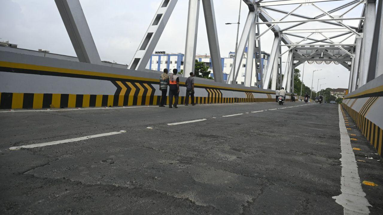 Damage to the road on the lane from Masjid to Pdemello Road on the recently renamed Sindoor Flyover bridge has sparked outrage among commuters.