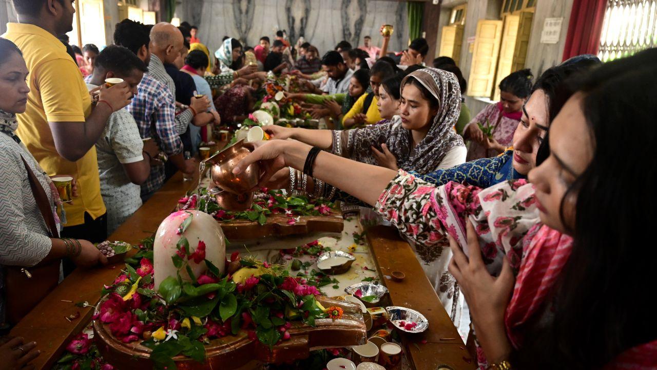  Uttar Pradesh, along with other parts of the country, experienced large numbers of Kanwariyas flocking to Shiva temples from the early hours of Monday. 
