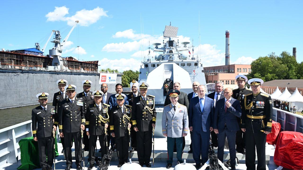 The ship’s crew and personnel from Russia’s Baltic Naval Fleet present a joint Guard of Honour, marking a symbol of Indo-Russian defence cooperation.
