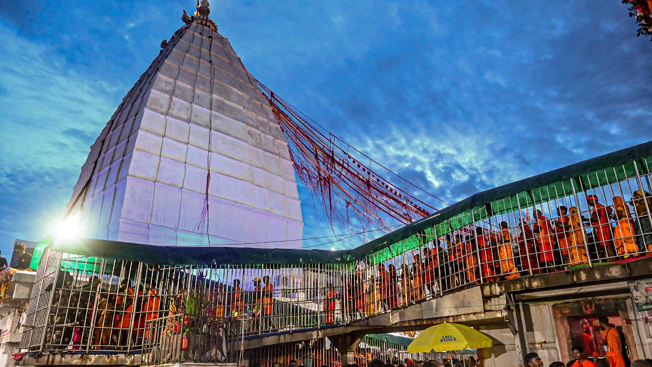 Baba Baidyanath Dham in the Deoghar district of Jharkhand witnessed a huge influx of devotees, who gathered there to offer prayers and seek blessings of Lord Shiva