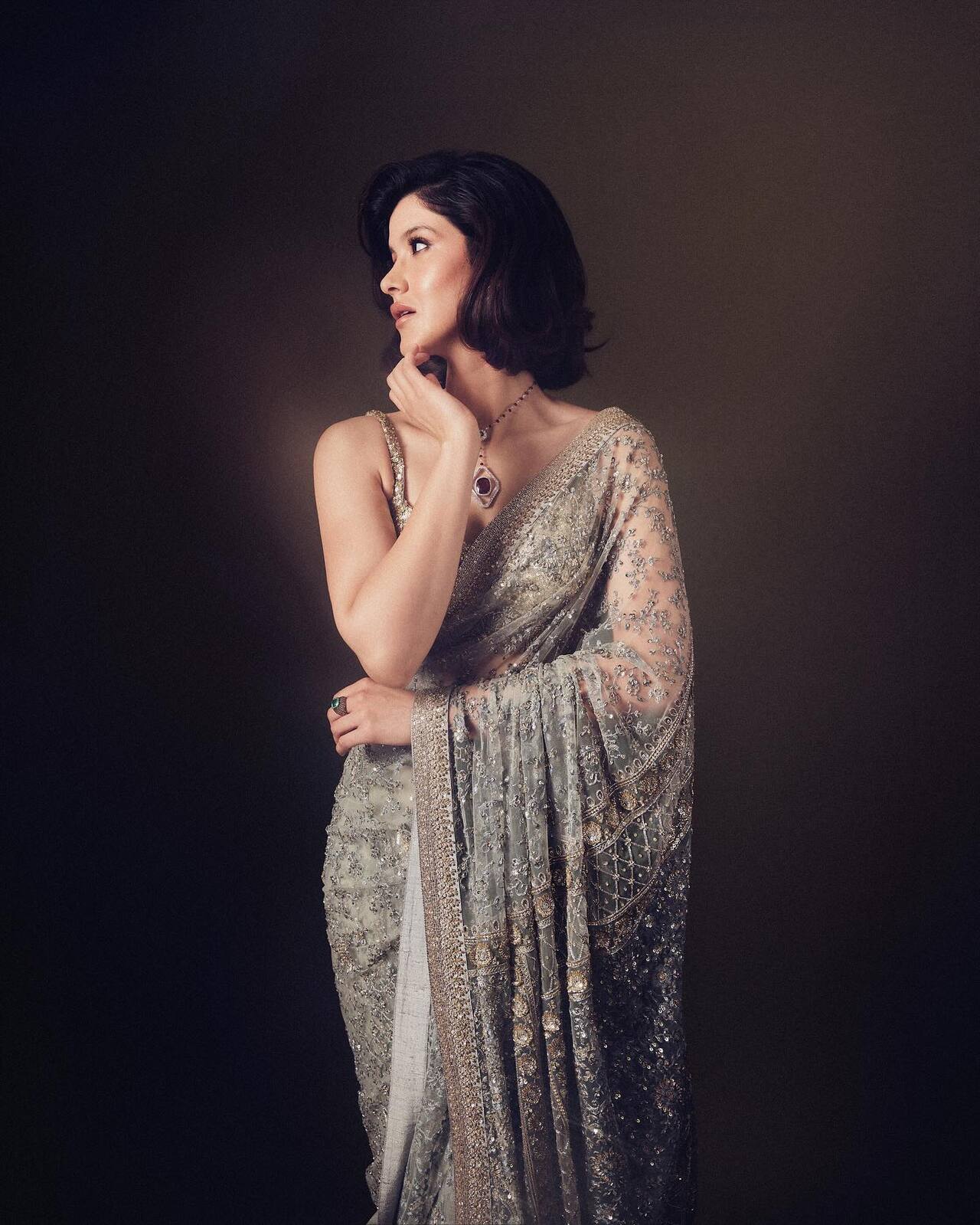 Shanaya Kapoor kicked started the Aankhon Ki Gustaakhiyan promotions sizzling in this gorgeous silver saree. She wore this at an awards show, where the teaser of the event was launched. 