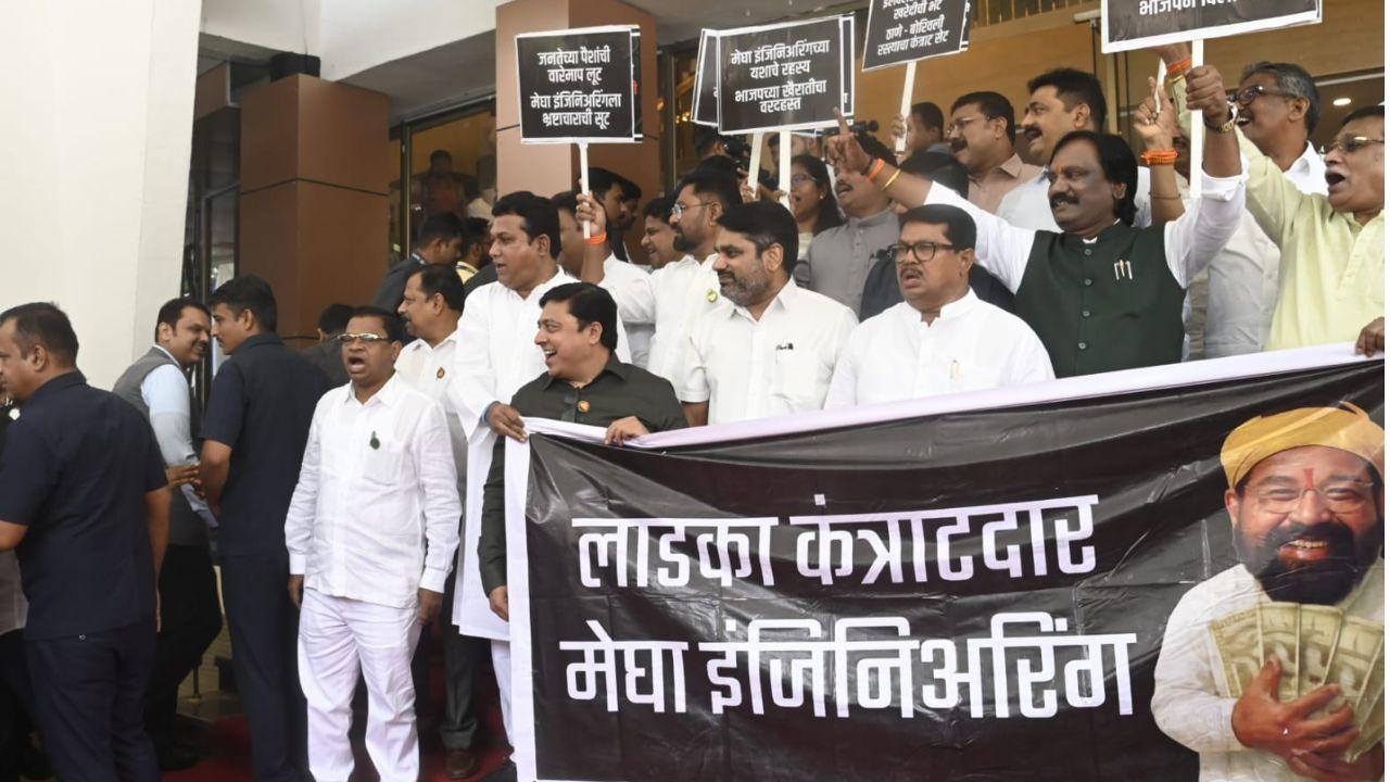  The protest outside the Vidhan Bhavan is related to the farmers who have ended their lives in the state in the first three months of this year due to loans.