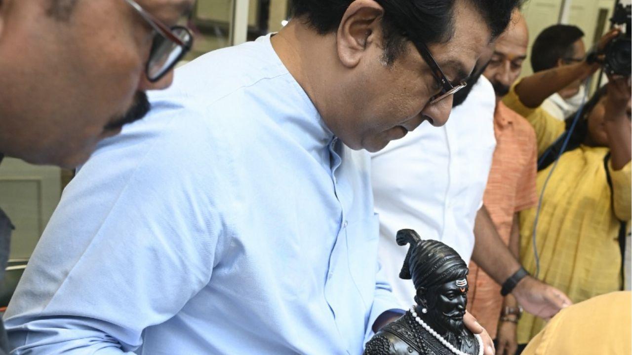 Party workers presented a statue of Chhatrapati Shivaji Maharaj to Raj Thackeray, who accepts it with humility. Raj Thackeray removed his footwear before respectfully accepting a small idol of Chhatrapati Shivaji Maharaj at his Dadar residence.