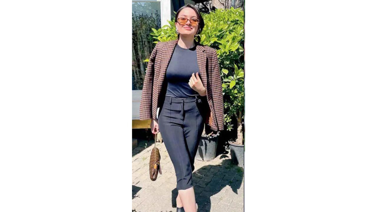  A blazer can add a formal touch to the look (Pic Courtesy/@now_say_woow)
Formal: Tailored capris look especially professional when worn with a blazer, a statement blouse, or a peplum top. Don’t forget to add heels, or heeled mules to elongate your legs. For dressier occasions, opt for satin or faux leather capris with a one-shoulder, sequinned or a corset with sky-high heels