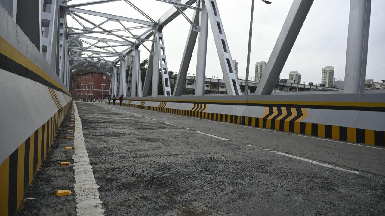 Despite being inaugurated by CM Devendra Fadnavis on Thursday, parts of the Sindoor Flyover are already showing signs of wear near Masjid station.