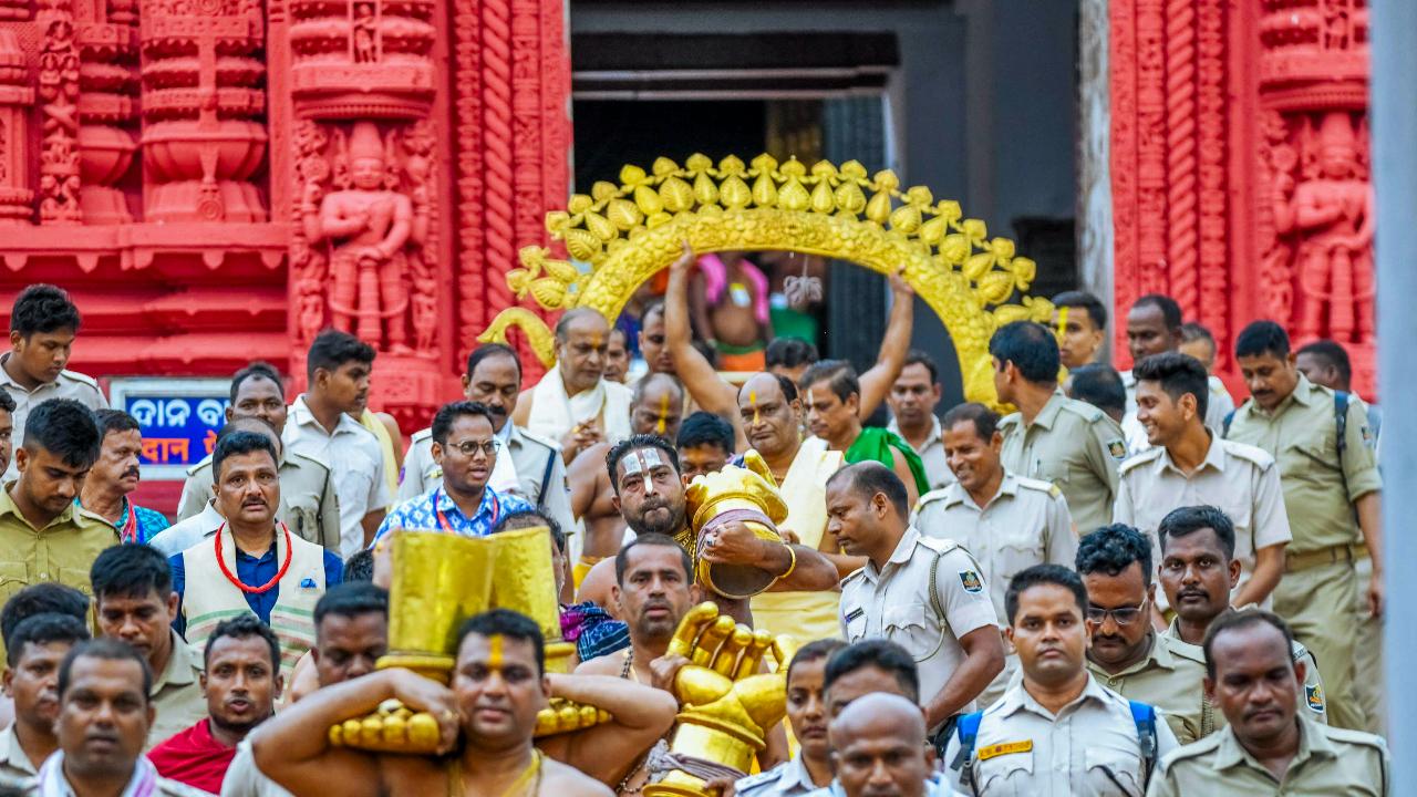 Escorted by armed police personnel and temple officials, the 'Bhandara Mekap' servitors (store in-charge) bring the gold jewellery laced with invaluable stones and hand it over to the Puspalaka and Daitapati servitors for adorning the deities