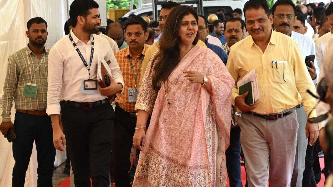Amid the heated monsoon session, Minister of Animal Husbandry and Dairy Development Pankaja Munde walks in at Vidhan Bhavan on Day 3. 