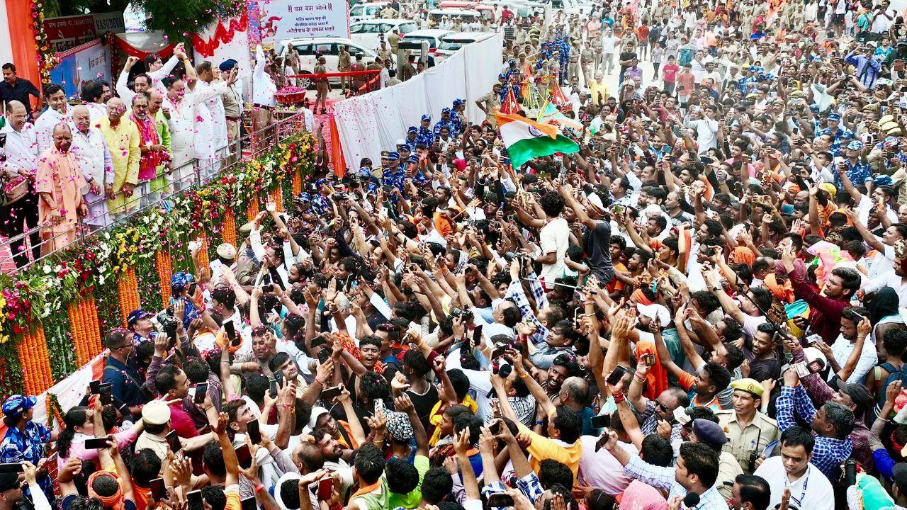 Massive crowds of Kanwariyas and pilgrims began gathering from Sunday night to seek darshan of Baba Vishwanath. Special security arrangements, including deployment of Varanasi Police and Black Commandos, were in place to manage the huge influx of devotees.