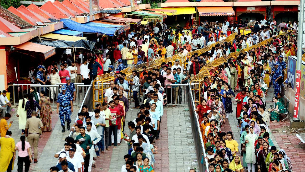 Long queues of devotees were also seen at Mankameshwar Temple in Prayagraj