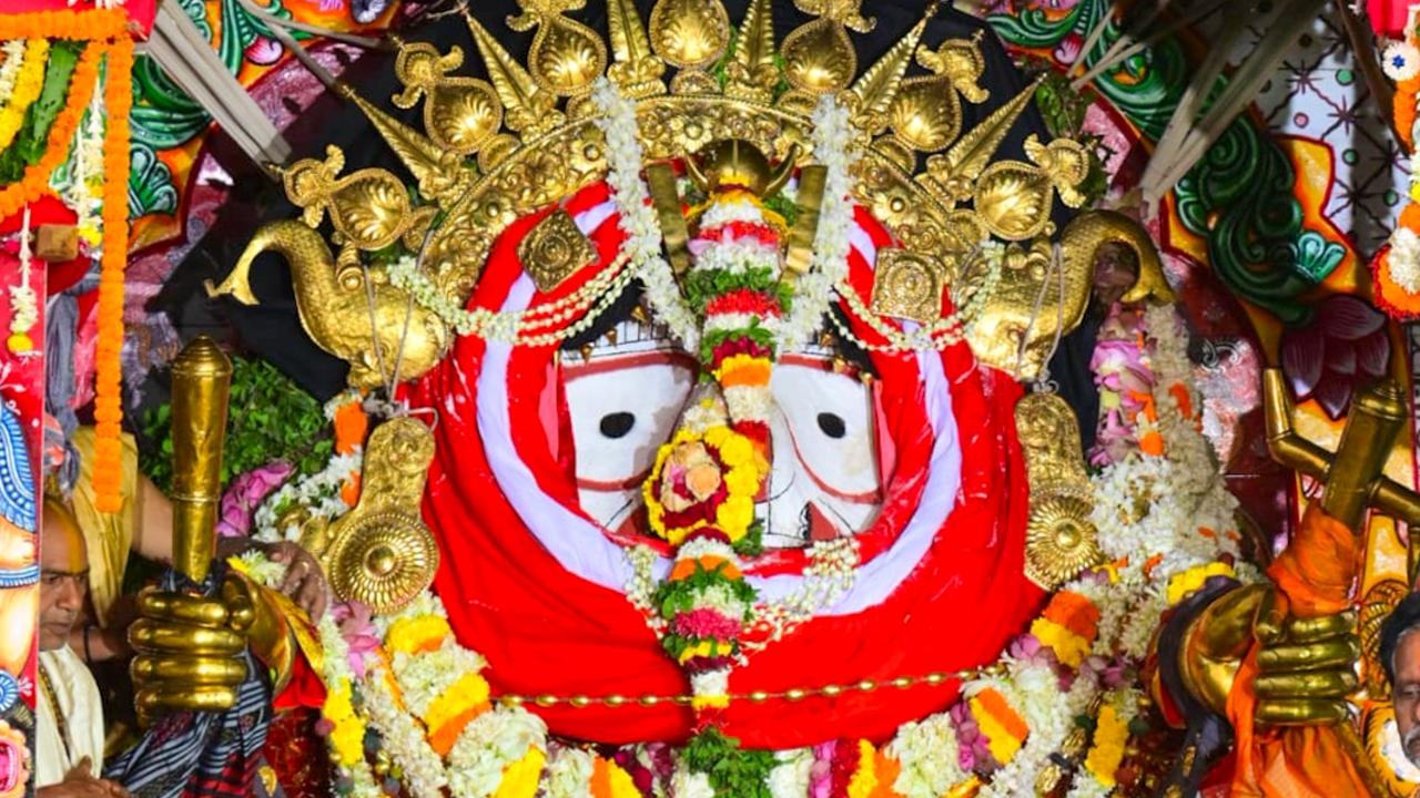 The servitors decorated the idols with golden attire. The sibling deities — Lord Balabhara, Devi Subhadra and Lord Jagannath — wear gold jewellery weighing nearly 208 kg on the occasion of Suna Besha, a tradition which has been continuing since 1460