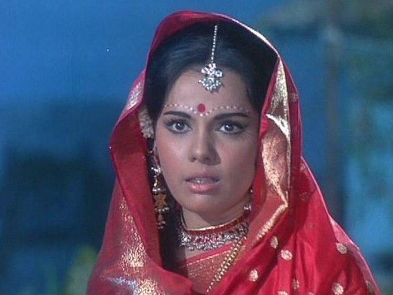 Mumtaz looked stunning as a bride in this look. Dressed in a bridal red saree with all the jewellery and acessories, she was a vision to behold. 
