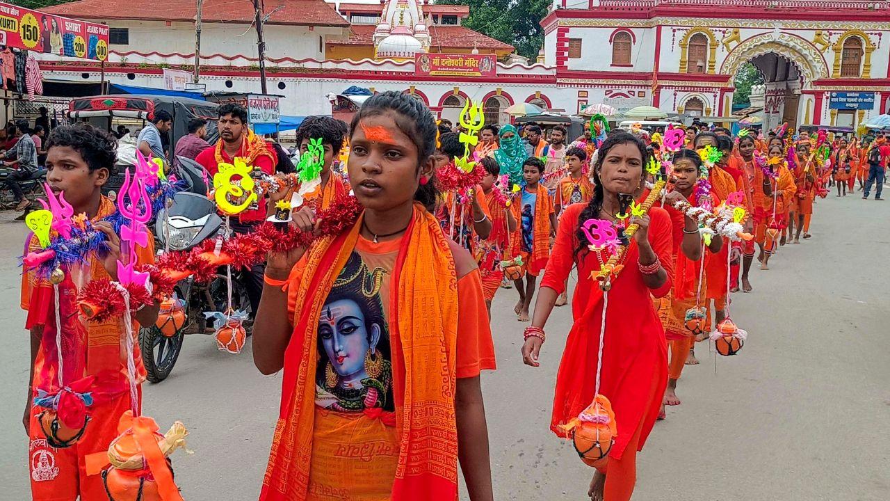 During this holy month, devotees undertake fasts, offer prayers, chant Shiva mantras, sing devotional bhajans, and perform Rudrabhishek—the ceremonial bathing of the Shiva Lingam.