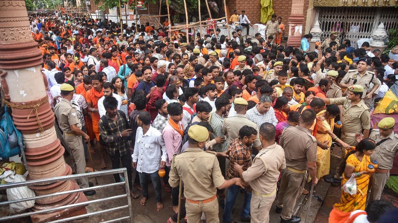 Many devotees arrived at the revered Kashi Vishwanath Temple in Varanasi on the occasion of the first ‘somwar’ of Shravan