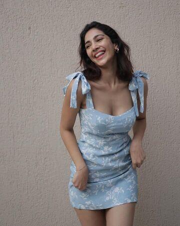 She studied Sumermal Jain Public School in Delhi. She also completed her graduation from Delhi University and holds a degree in B.Sc in Computer Science.