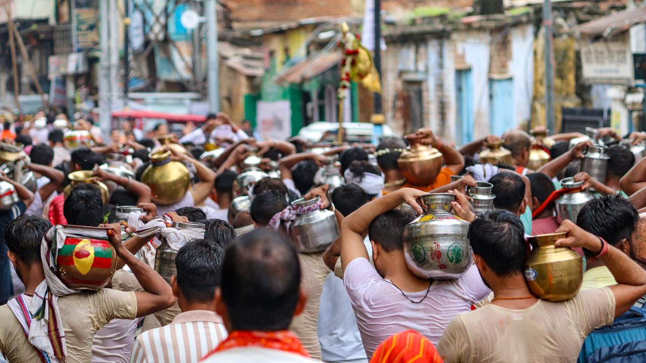People carried metal pots filled with holy water and proceeded towards the Kashi Vishwanath Temple for ‘Jalabhishek’ to mark the occasion