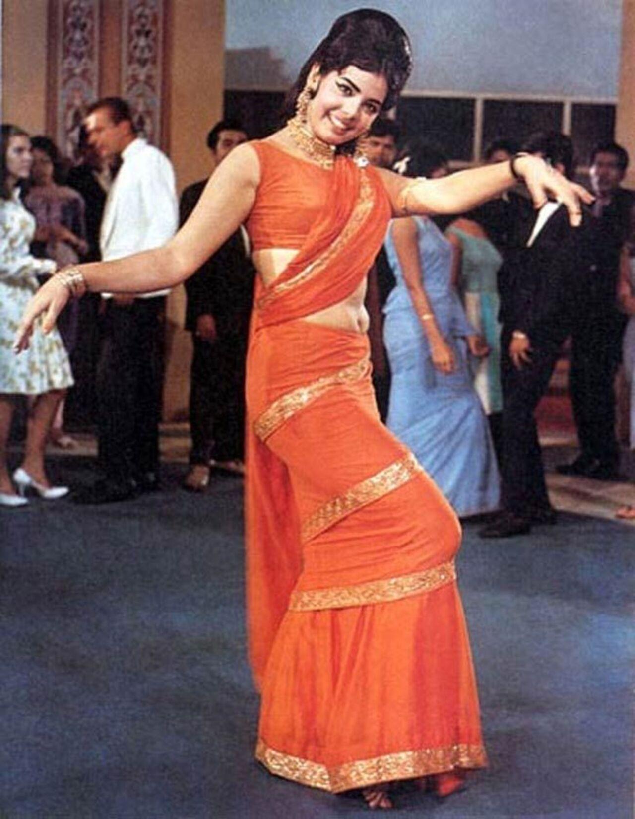 Talking about Mumtaz's fashion, without mentioning this classic saree would be a cardinal sin. She invented this unique saree drape, which went on to become iconic. Many even call it the Mumtaz saree drape.