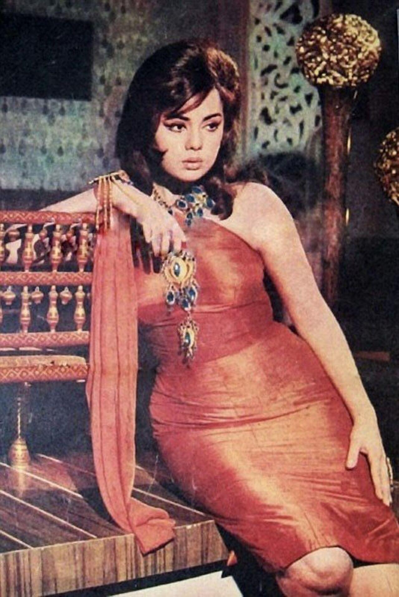 While she is known to rule in her saree avatars, she looked equally gorgeous and slayed in her western outfits as well. A true bombshell of her time, Mumtaz was a complete fashion icon.