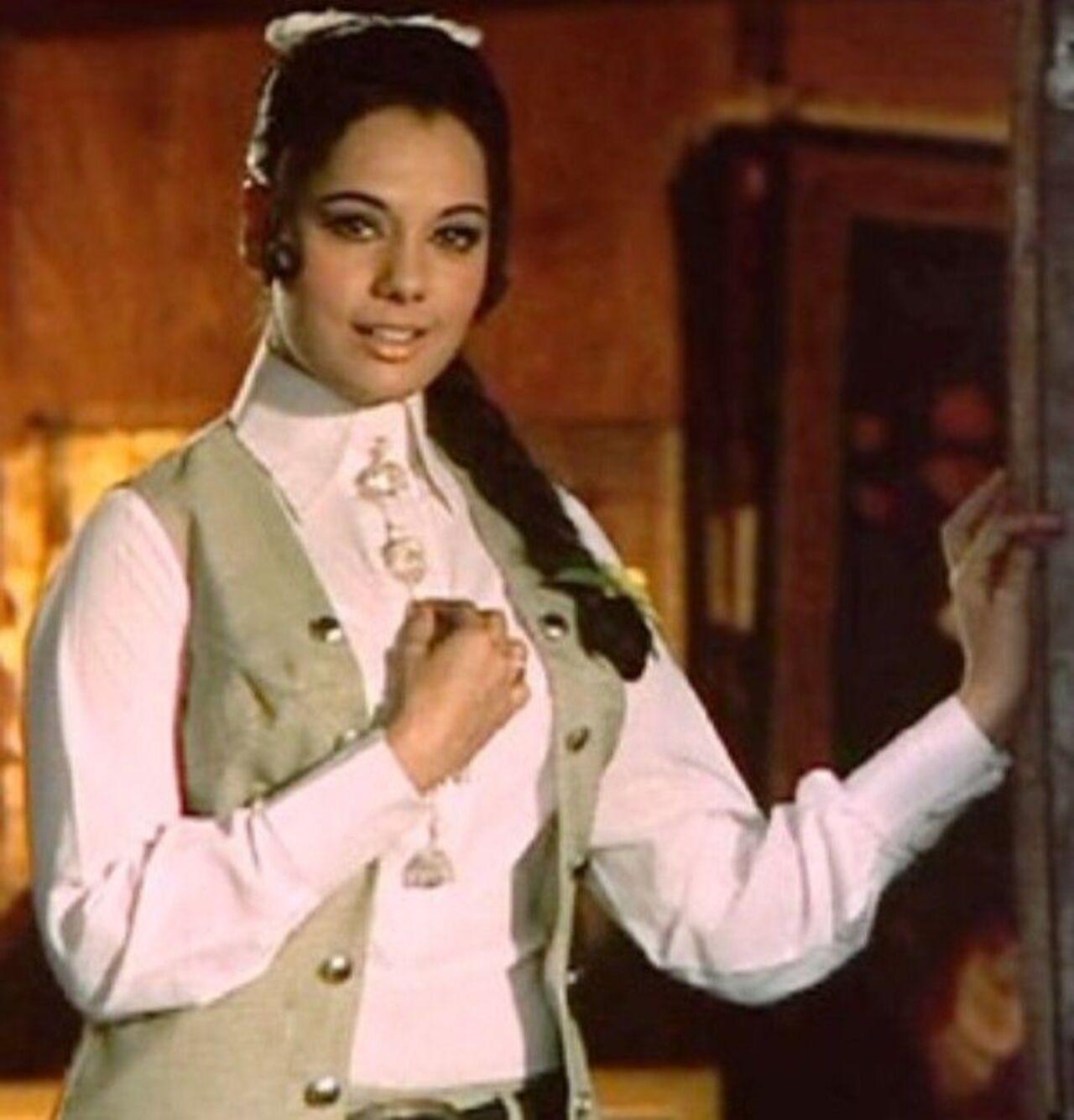 Mumtaz nails the girl-next-door vibe in this picture. Innocent, charming and fashionable, she dons a white shirt paired with a green sleeveless jacket. Her hair tied up in a braid adds innocence to this look.