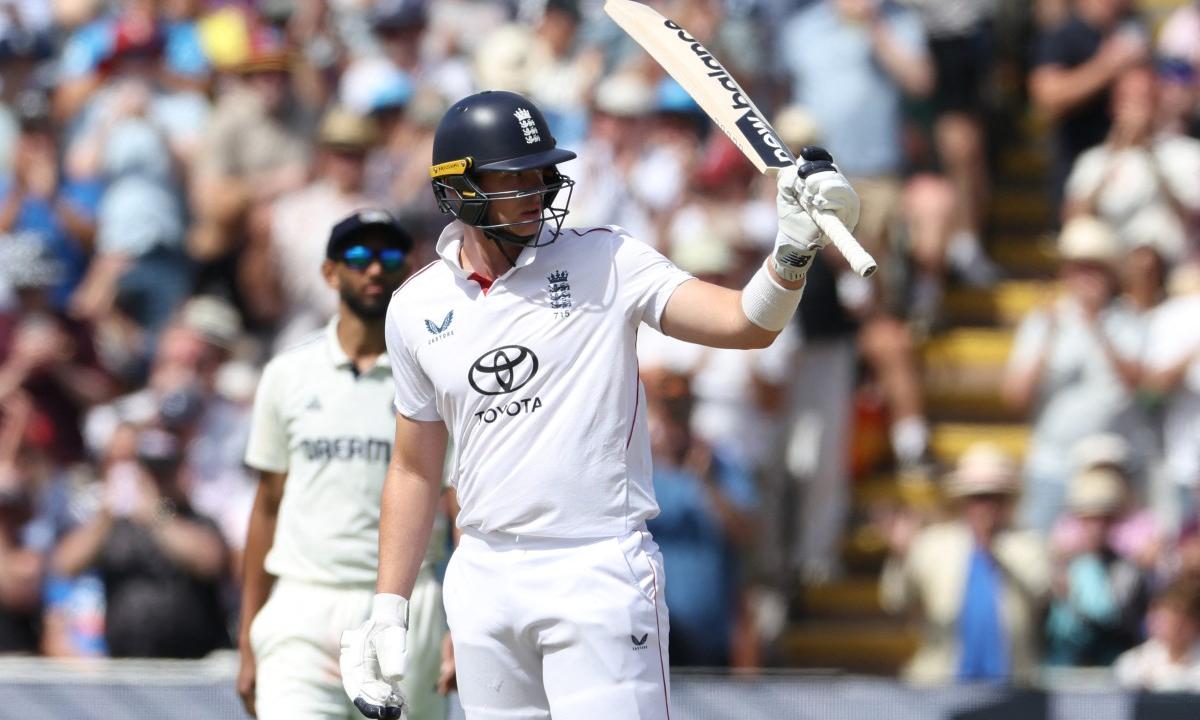 Smith, arriving at the crease at number seven, immediately shifted the momentum with fearless intent. His aggressive approach took the pressure off Harry Brook, who had already been holding the innings together. Together, the young duo launched a stunning counteroffensive, dispatching anything short with disdain and racing to centuries in rapid succession, breathing new life into England’s innings 
