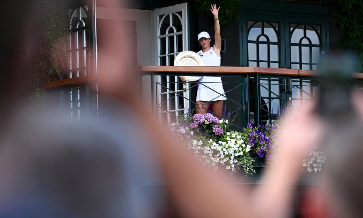She began her grass court preparation on the island of Mallorca, followed by training in Germany and a run to the final of a WTA tournament there. Although she lost that final and was visibly emotional during the trophy ceremony, it marked a turning point. Two weeks later, she stood victorious on Centre Court, all smiles, clutching a title that had long eluded her. As she wrapped up her final media appearance of the day, Swiatek quipped: “That was a good therapy session.”