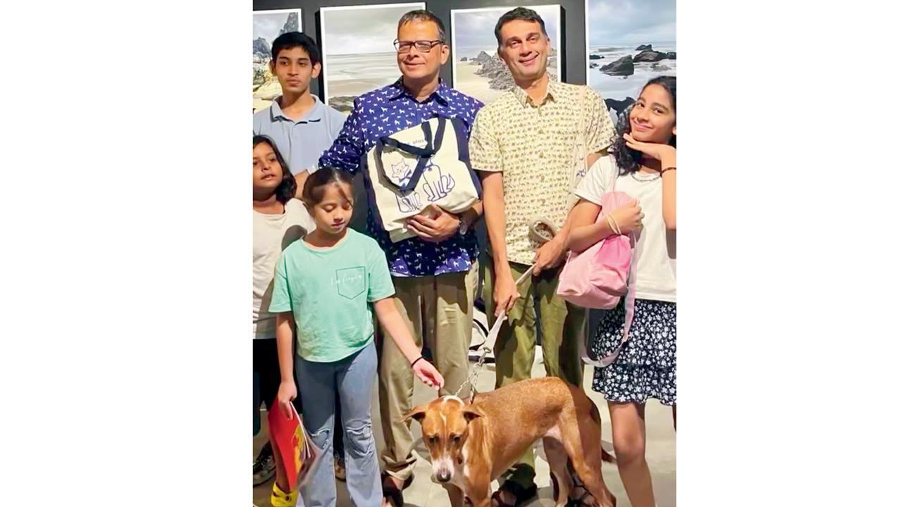 Jerry Pinto (in blue) and Abodh Aras with their furry friend, Aboli. PIC COURTESY/@WSDINDIA