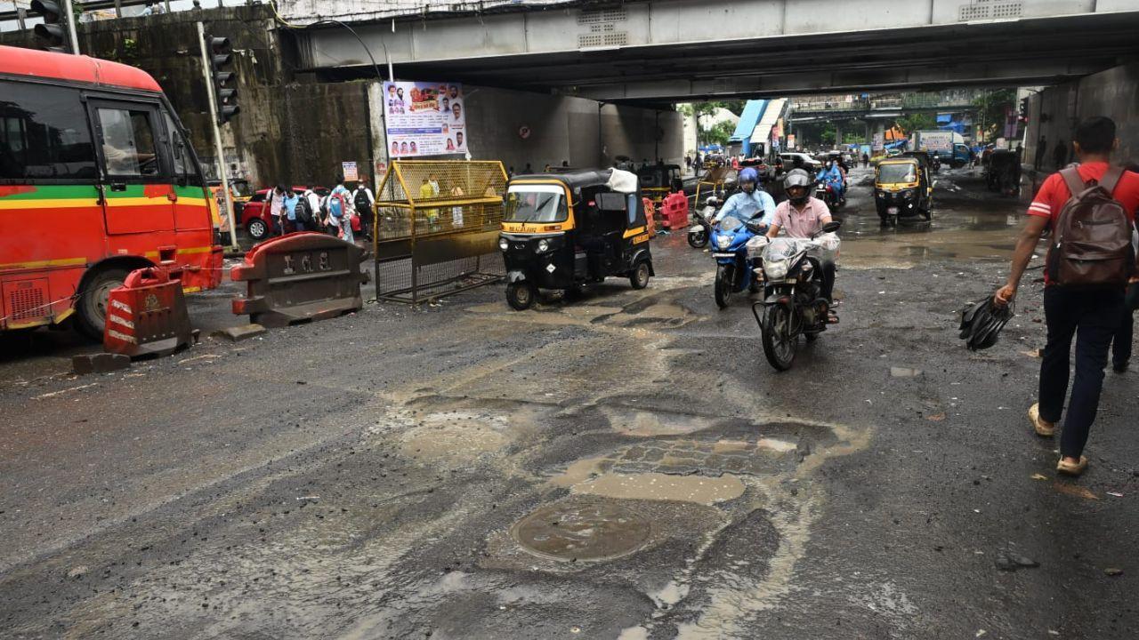 For years, while the Akurli bridge was being constructed, commuters suffered due to major traffic jams on the WEH, which stretched for 3 km-4 km on the southbound side till Jogeshwari/Goregaon. PIC/ SATEJ SHINDE