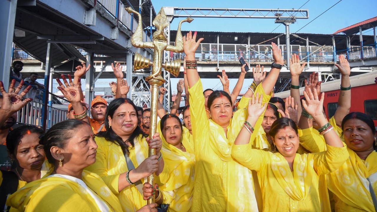 With the yatra entering its second fortnight, the rush of pilgrims from various parts of the country continues, with over 3,500 fresh pilgrims having arrived in Jammu for their onward journey to Amarnath