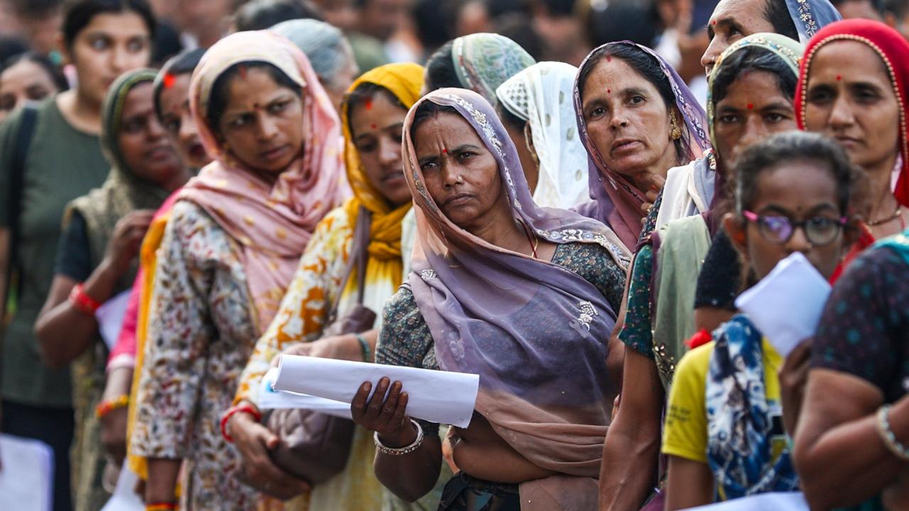 While 4,302 pilgrims are heading for Pahalgam base camp in a convoy of 159 vehicles, 2,337 pilgrims onboard 116 vehicles have preferred the Baltal route, the officials said
