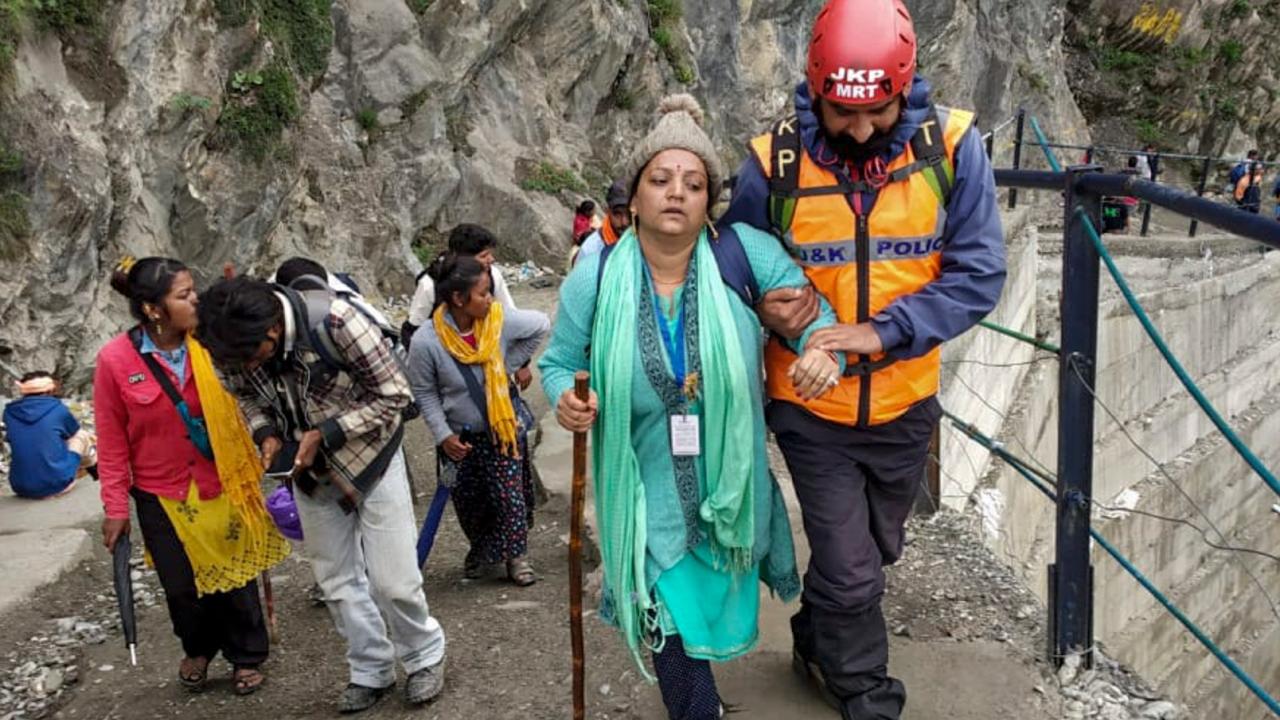 While 3,514 pilgrims left for Pahalgam in a convoy of 119 vehicles, 2,851 pilgrims travelling in 92 vehicles preferred the Baltal route, officials said